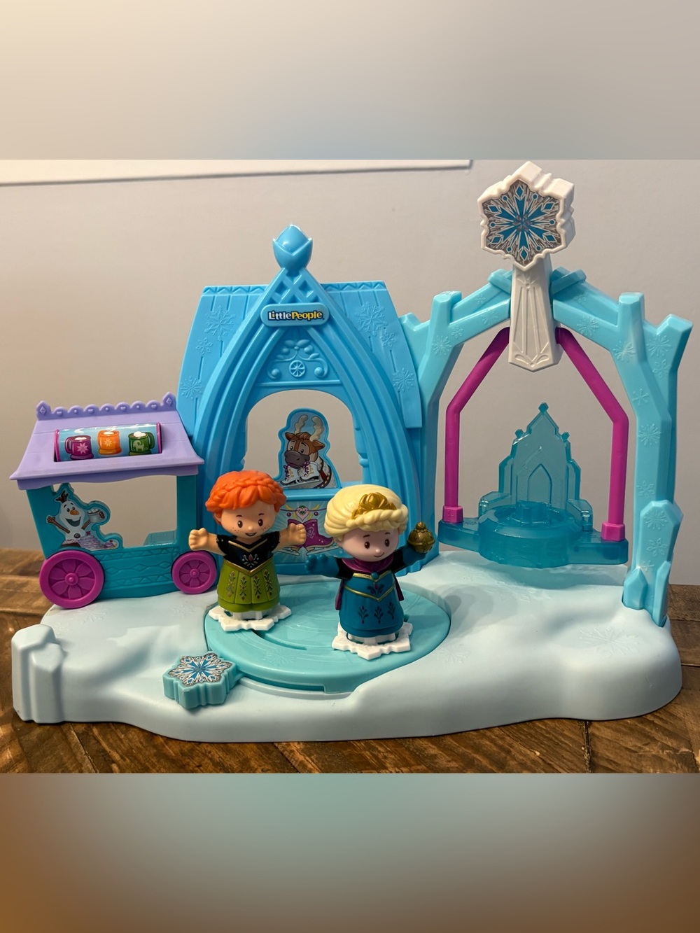 Little People Frozen’s Arendelle Adventure Playset with 2 Characters